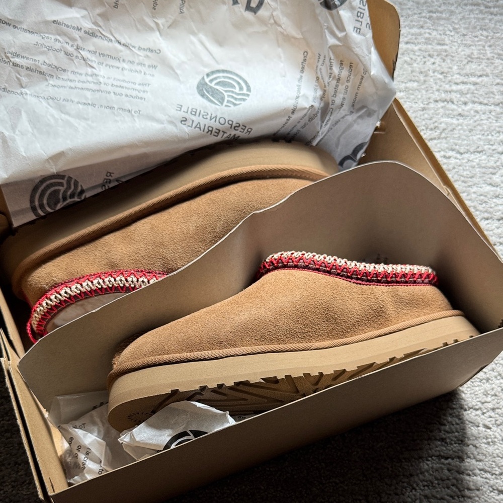 Ugg Tazz Tan Suede Slip-On Shoes with Red Trim size 5 brand new